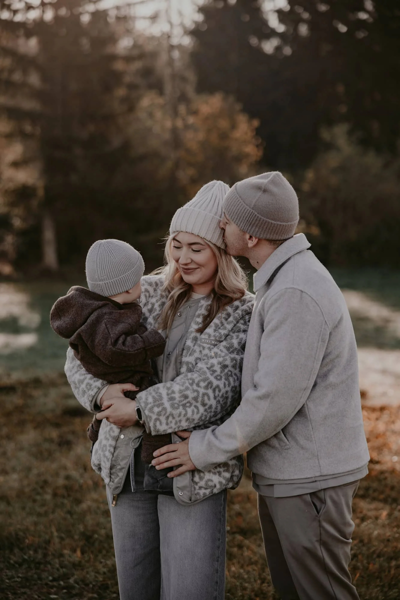Familie mit Baby im Herbst