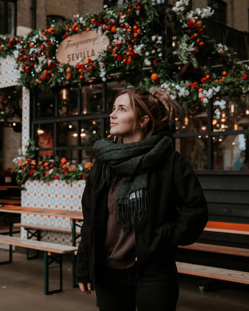 Lena in London vor einer Bar