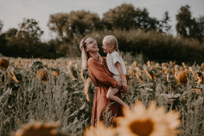 Mama und Tochter im Sonnenblumenfeld