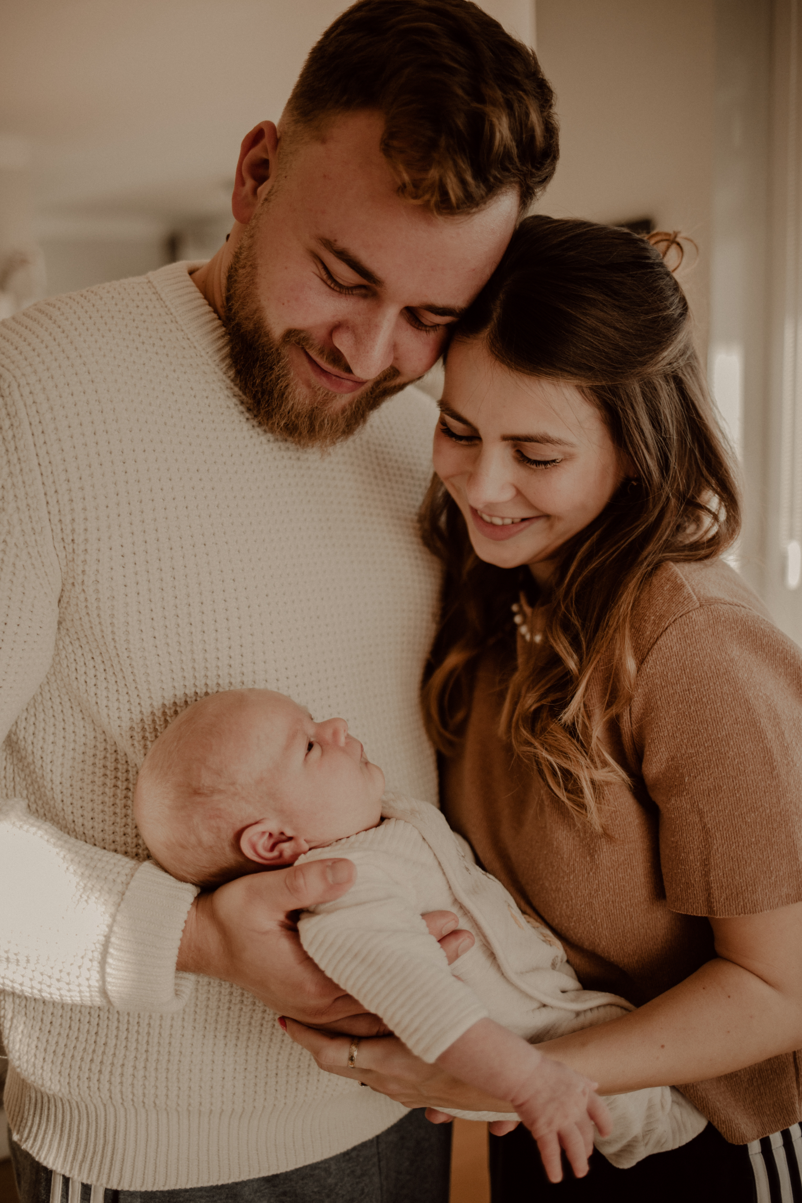 Familienporträt mit Neugeborenem